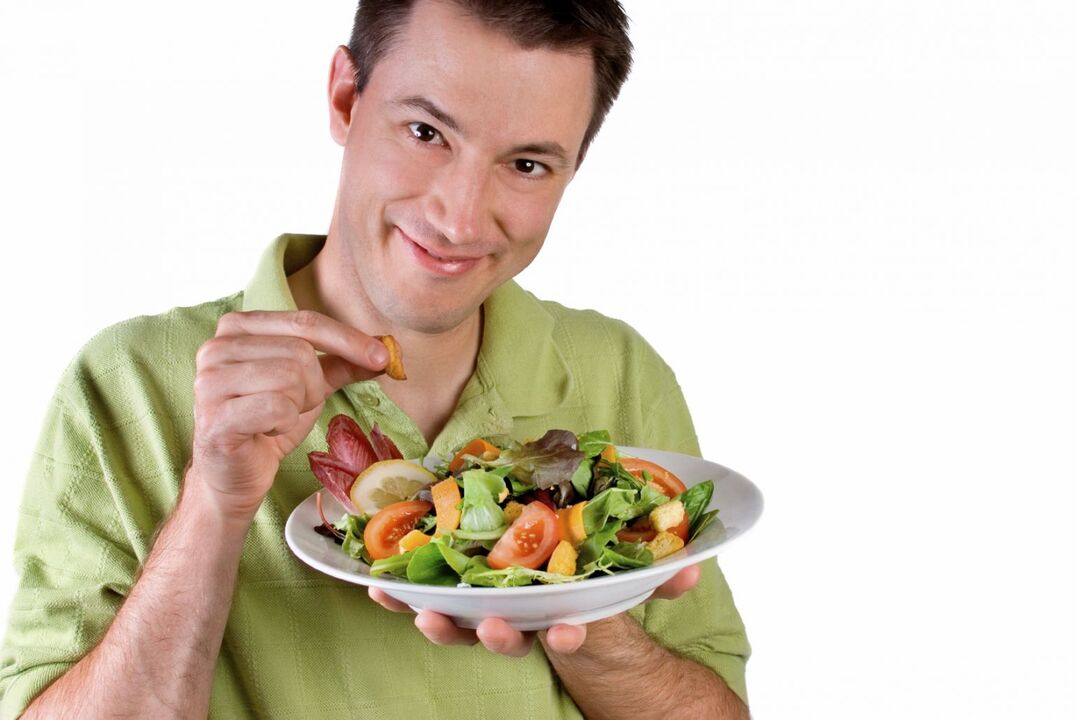 homem comendo salada de legumes para potência